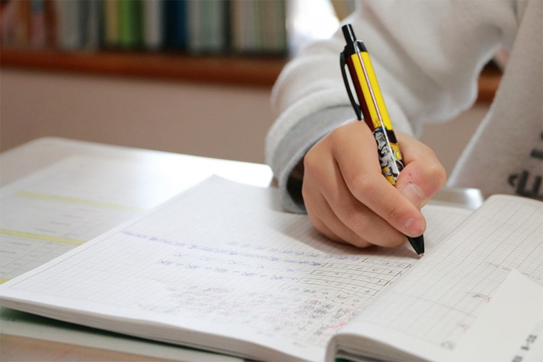 自宅で勉強しているイメージ