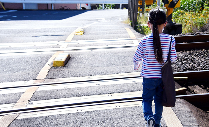 子どもが1人で通塾している様子