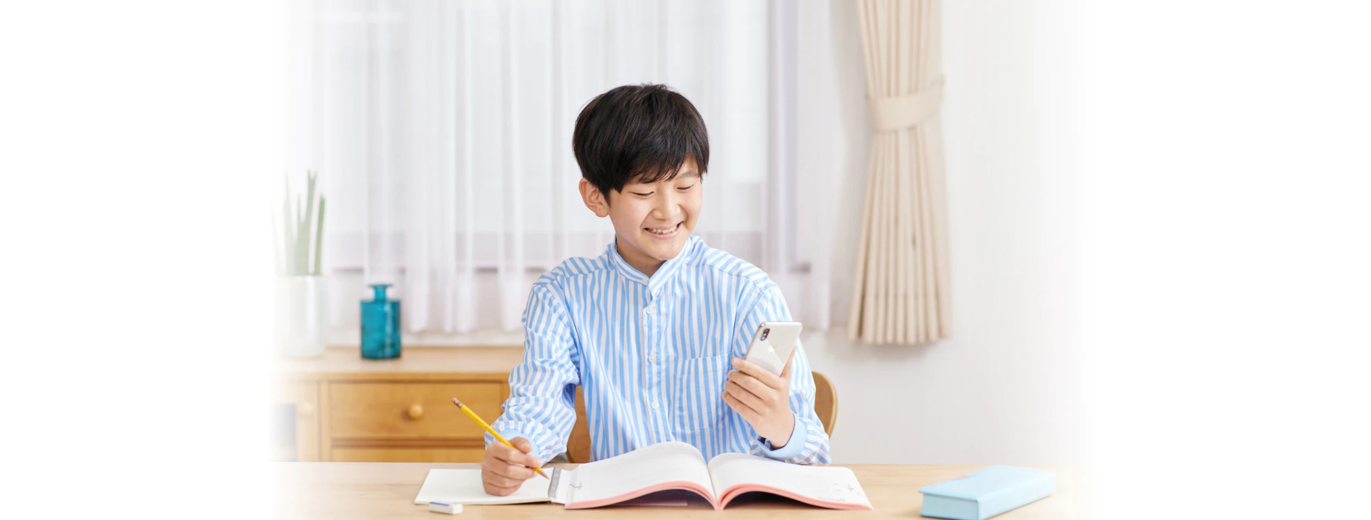 オンライン塾で勉強する小学生