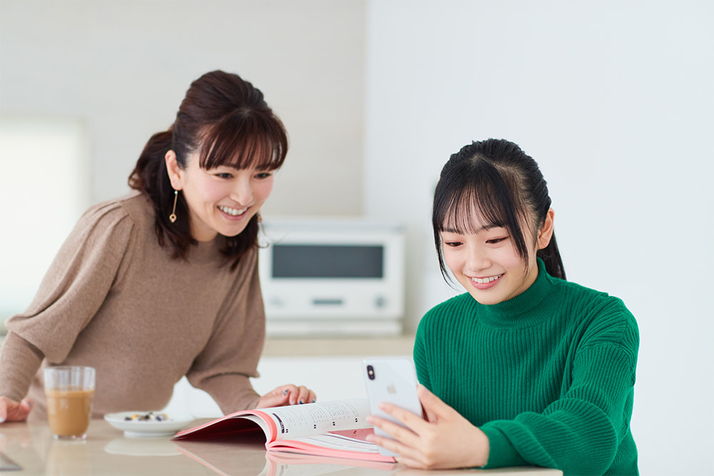 リビングでオンライン個別指導を受けているひまひまさん